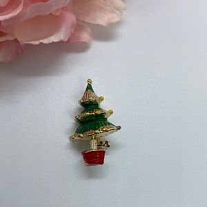 Adorable Vintage gold Christmas tree pin